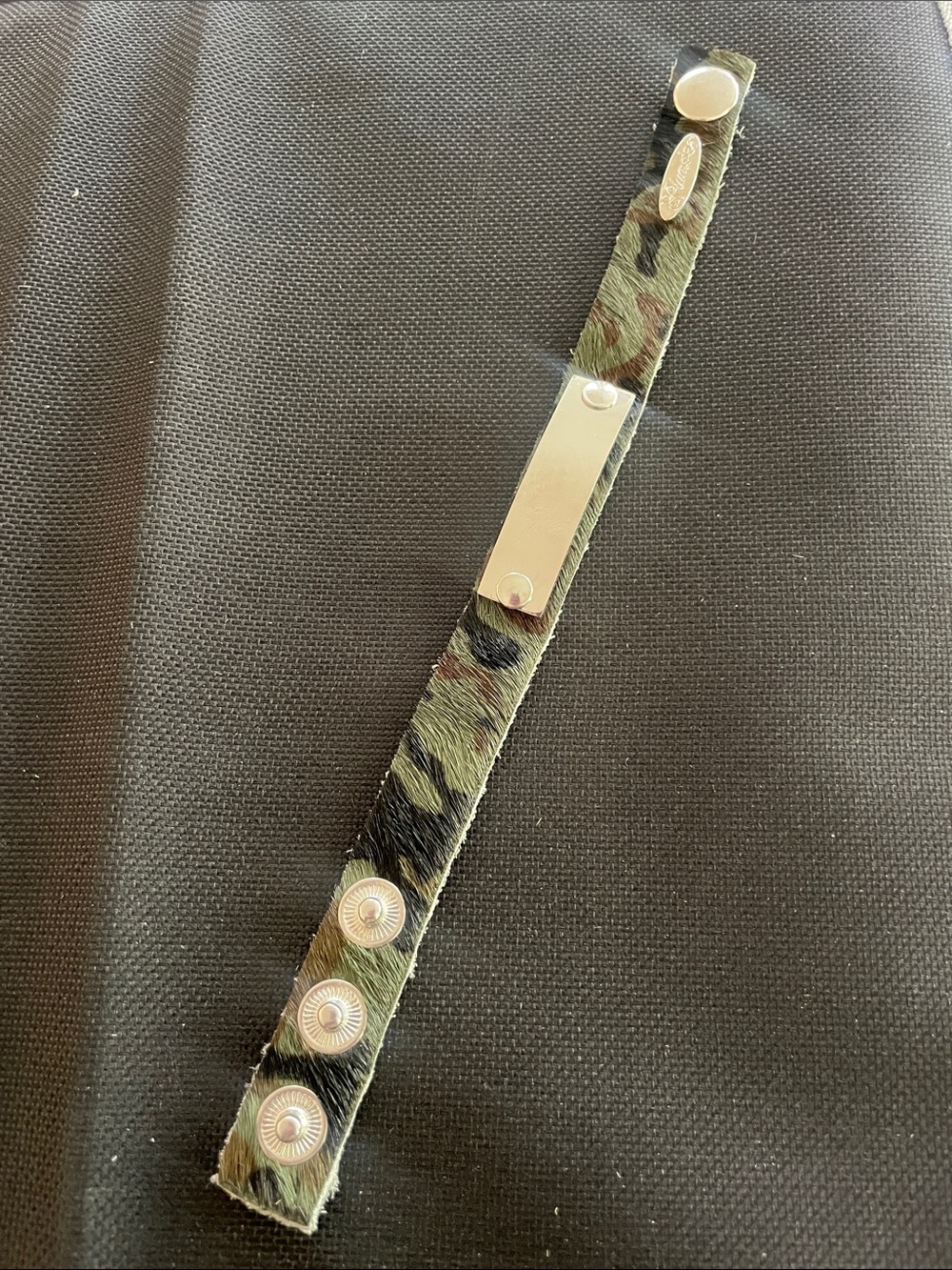 Plunder Camo Print
Leather Snap Bracelet. Silver-tone rectangular ID plate. NEW